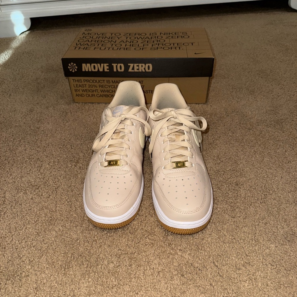 Nike women’s sneakers size 8.5 like new